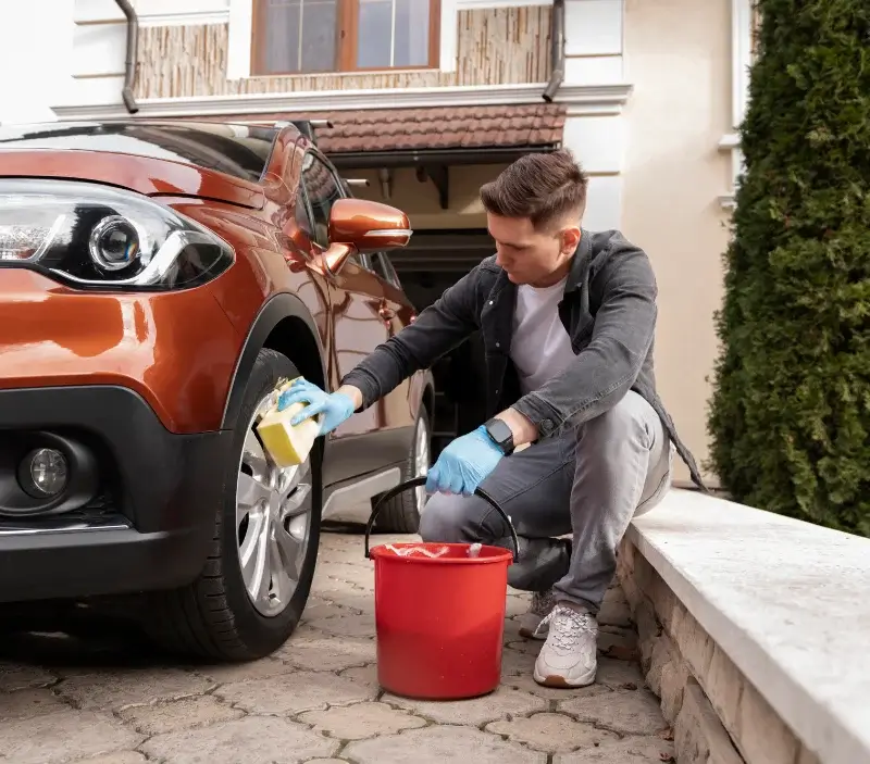 Lavage auto à domicile Savigny-en-Revermont : professionnel intervenant sur un véhicule